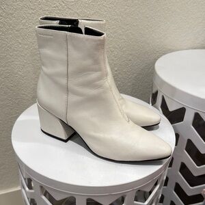Vagabond Cream Ankle Boots with Chunky Heel and Minimalist Design